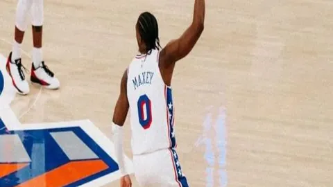 马刺击败独行侠，福克斯表现接近三双