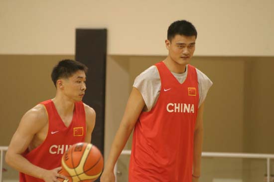 金融專家認為，拉爵暫停派息是理性選擇，與格雷澤家族視曼聯為提款機行為截然不同。
